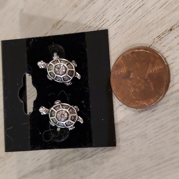 Set of 3 Turtle earrings•Silvertone studs•NWOT• - Picture 4 of 16